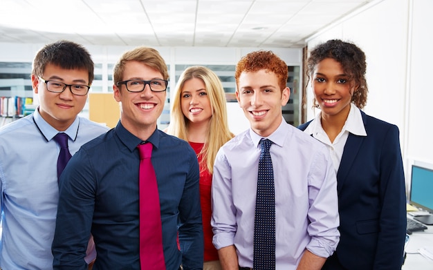 Équipe des jeunes gens debout multi ethnique