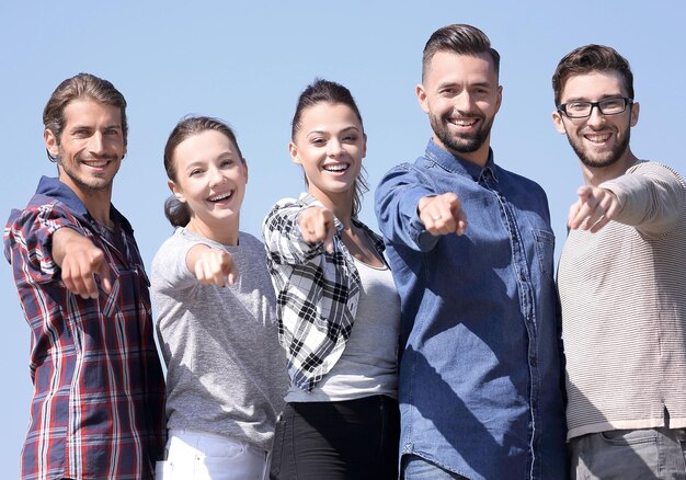 Équipe de jeunes montrant les mains vers l'avant isolées sur fond bleu