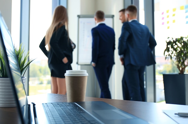 Équipe de jeunes professionnels ayant une discussion informelle au bureau. Cadres ayant une discussion amicale pendant la pause.