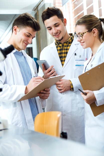 Équipe de jeunes scientifiques professionnels travaillant en laboratoire.