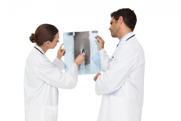 Équipe de médecins analysant une radiographie ensemble