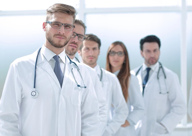 Équipe de médecins debout dans le couloir de l'hôpital photo avec espace de copie