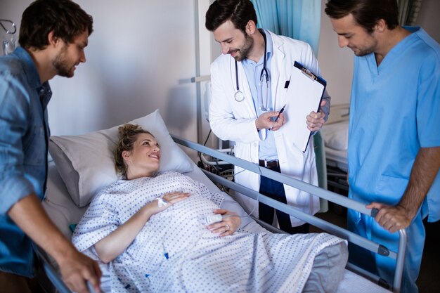 Équipe de médecins interagissant avec la femme enceinte