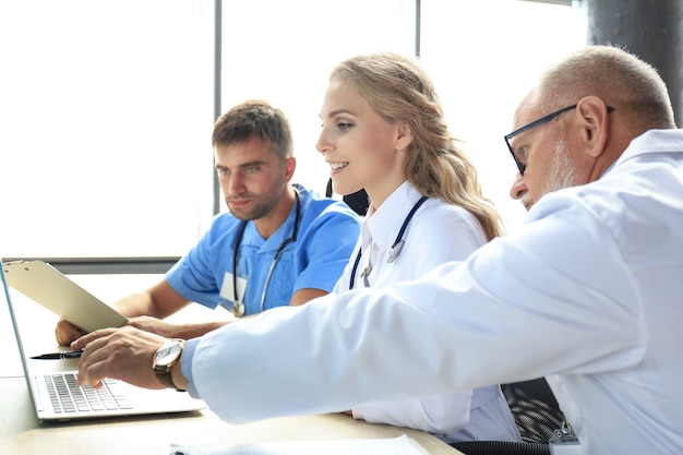 Équipe de médecins modernes discutant des problèmes.