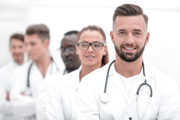 Équipe de médecins professionnels souriants debout ensemble