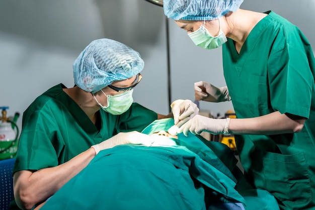 Équipe médicale asiatique hommes et femmes travaillant dans la salle d'opération Chirurgie du nez