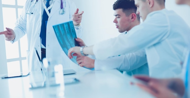 Équipe médicale assise et discutant à table