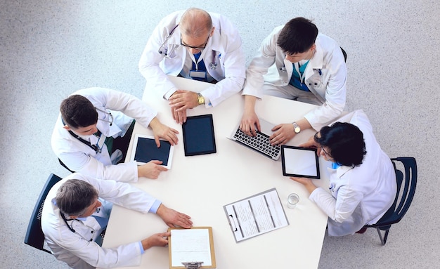 Équipe médicale assise et discutant à la vue de dessus de table