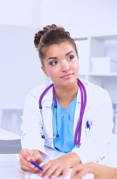 Équipe médicale assise à la table d'un hôpital moderne