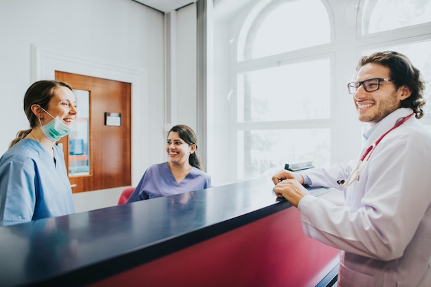 Équipe médicale ayant une conversation à la réception