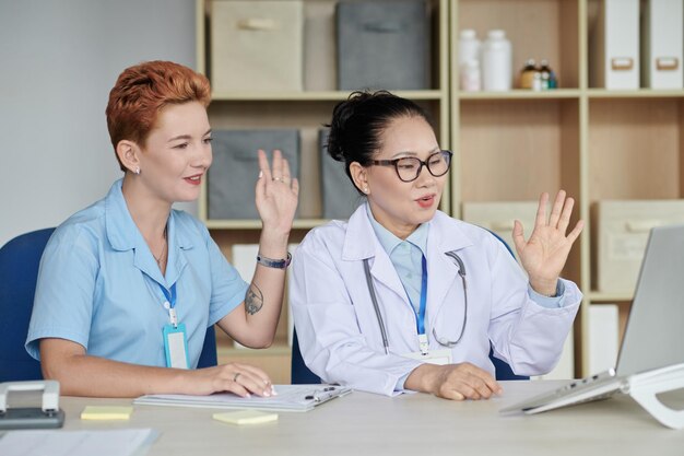 Équipe médicale ayant une réunion en ligne