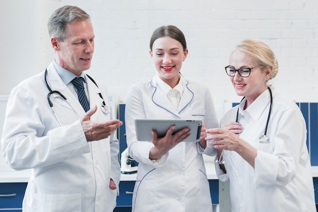 Équipe médicale dans un cabinet médical