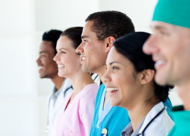 Équipe médicale debout dans une ligne