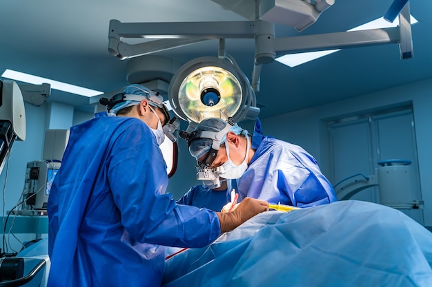 Équipe médicale effectuant une opération chirurgicale dans une salle de chirurgie moderne et lumineuse. Salle d'opération. Équipement moderne en clinique. Urgences.