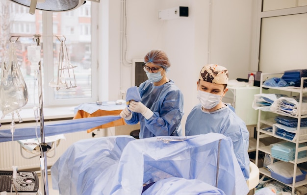 Équipe médicale effectuant une opération chirurgicale dans une salle d'opération moderne et lumineuse