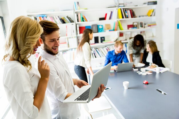 Équipe multiethnique travaillant dans un bureau moderne