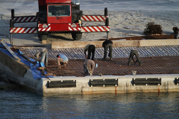 Équipe d'ouvriers réalisant l'agrandissement du port