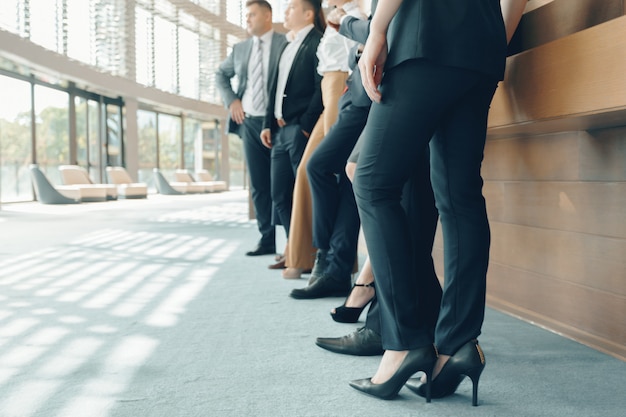 Équipe performante de jeunes hommes d&#39;affaires en perspective au bureau