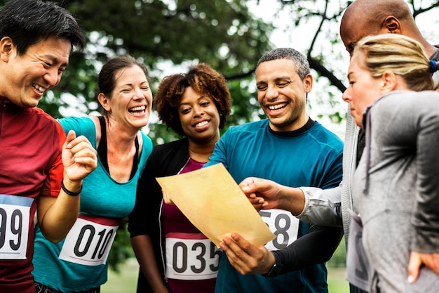 Équipe de personnes diverses prêtes pour une course