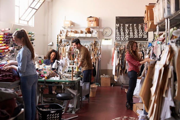 Équipe de personnes travaillant ensemble dans un studio de création de vêtements