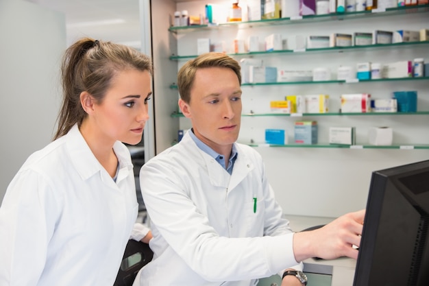 Équipe de pharmaciens regardant l&#39;ordinateur