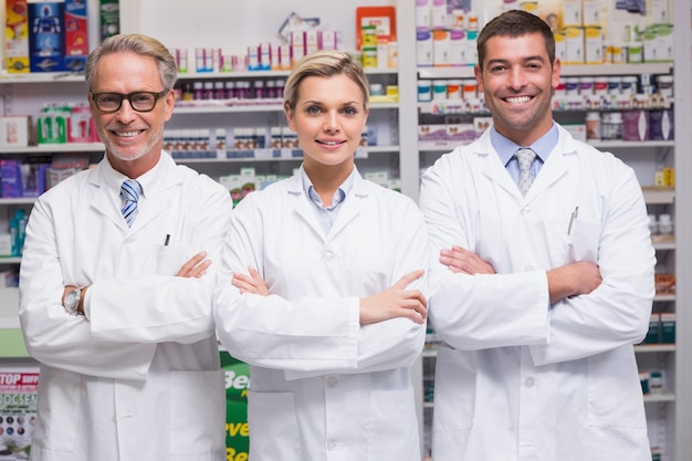 Équipe de pharmaciens souriant à la caméra