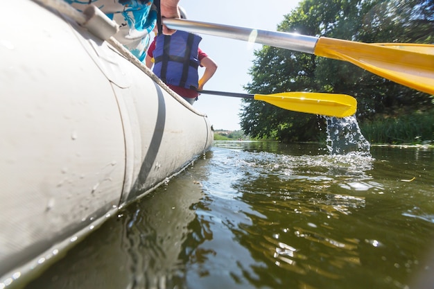 Équipe de rafting, sports nautiques extrêmes d'été