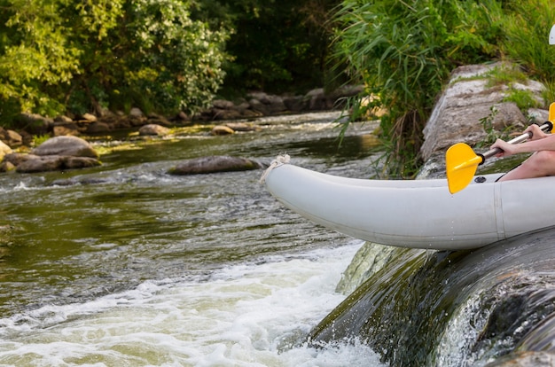 Équipe de rafting, sports nautiques extrêmes d'été