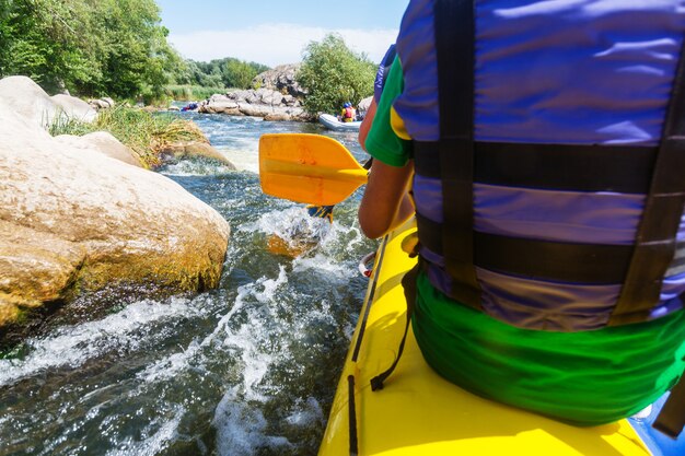 Équipe de rafting, sports nautiques extrêmes d'été