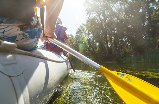 Équipe de rafting, sports nautiques extrêmes d'été