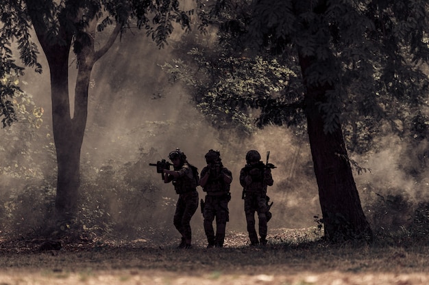 Équipe de soldats dans la forêt