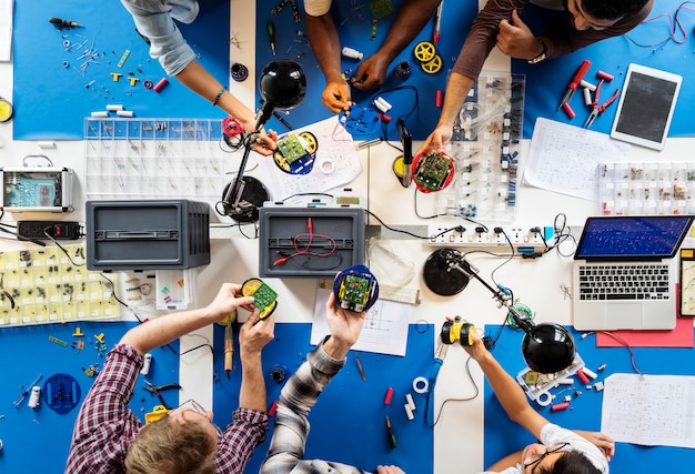 Équipe de techniciens travaillant dans un magasin de réparation électronique