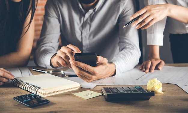 Équipe travaillant dans la table de bureau