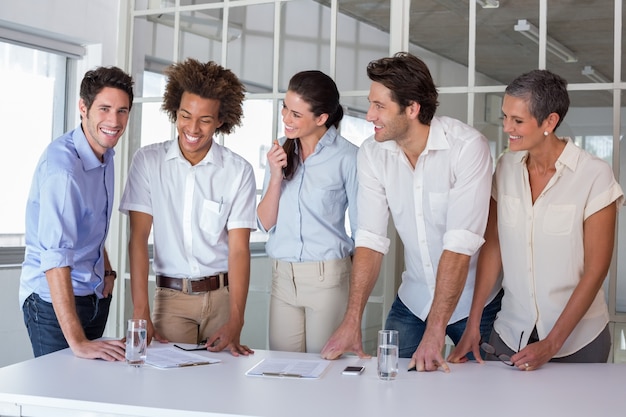 Équipe de vêtements de travail ayant une réunion debout