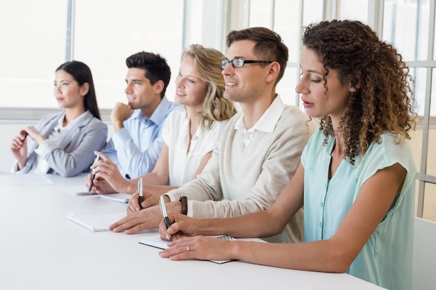 Équipe de vêtements de travail à l&#39;écoute pendant la réunion