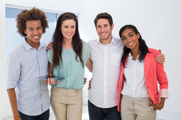 Équipe de vêtements de travail souriant à la caméra