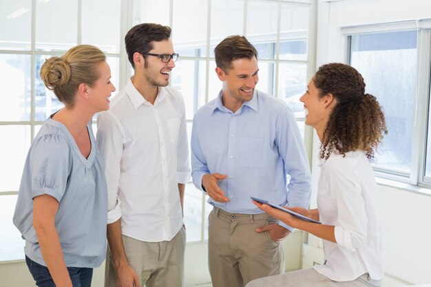 Équipe de vêtements de travail souriant et parlant