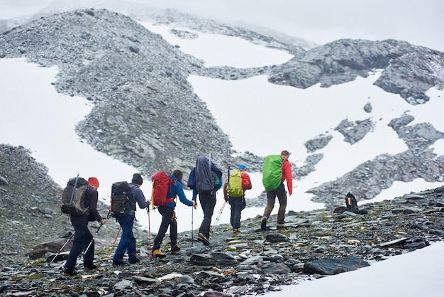 Équipe de voyageurs en randonnée en montagne