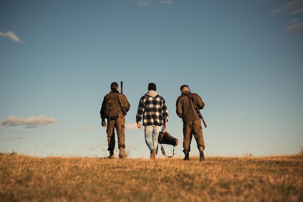 Équipement de chasse à vendre chasseur avec fusil de chasse sur équipement de chasse et vêtements de chasse