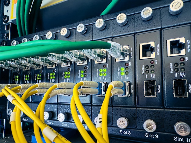 Équipement de communication de réseau dans le centre de données dans le rack de serveur avec hub de fibre optique pour les communications numériques et InternetEt câbles dans le centre de données Big Connecter le câble LAN au mainframe