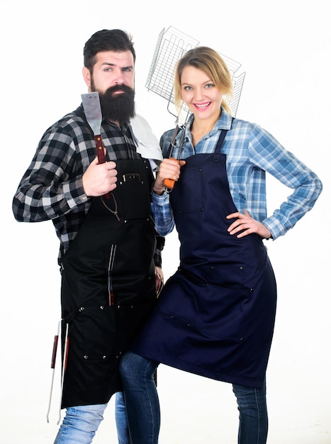 Équipement de cuisine. Week-end en famille. Un couple amoureux tient des ustensiles de cuisine. Homme barbu hipster et fille. Préparation et culinaire. Outils pour rôtir la viande. Barbecue pique-nique. recette de cuisine alimentaire.