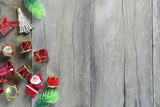 Équipement de décoration de Noël sur plancher en bois.