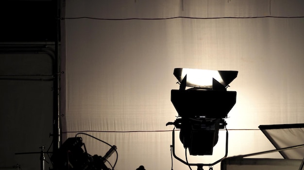 Équipement d'éclairage à LED dans un studio de tournage pour la production en ligne de films ou de films vidéo