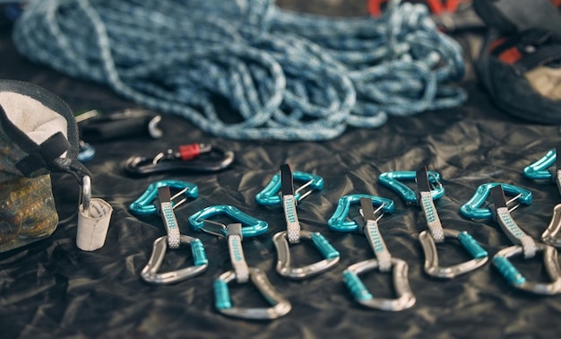 Équipement d'escalade de sécurité sur corde et de sports de montagne pour être sûr et sécurisé.