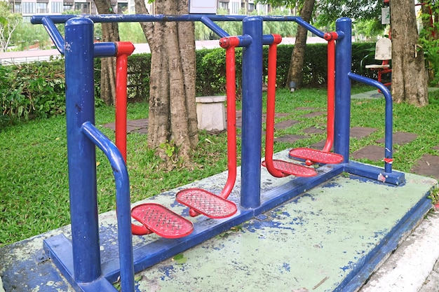 Équipement d'exercice vide à l'espace de fitness en plein air dans un parc