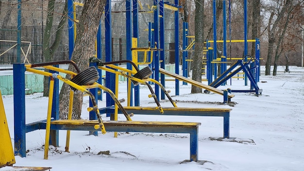 Équipement de fitness en métal pour la musculation dans le parc à neige d'hiver à l'extérieur sans personne