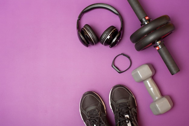 Équipement de fitness sur tapis violet