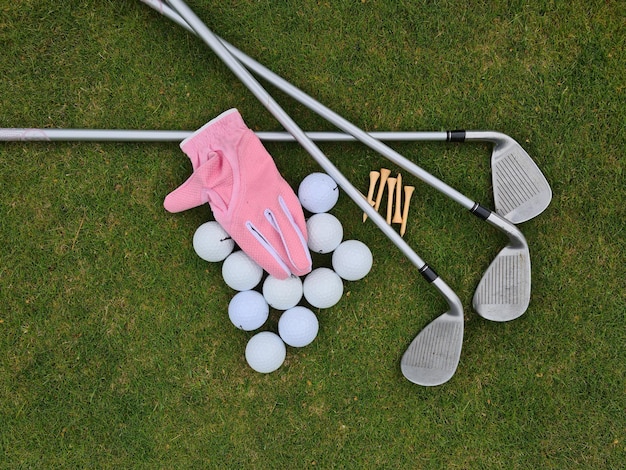 Équipement de golf sur l'herbe verte sur le terrain de golf