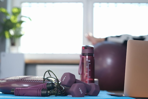 Équipement de gym pour s'entraîner à la maison en gros plan