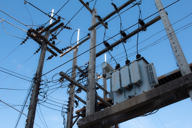 Équipement à haute tension sur un poteau électrique.